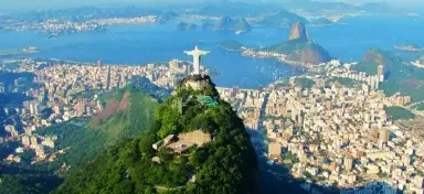 Cristo Redentor e a Baía de Guanabara, no Rio de Janeiro